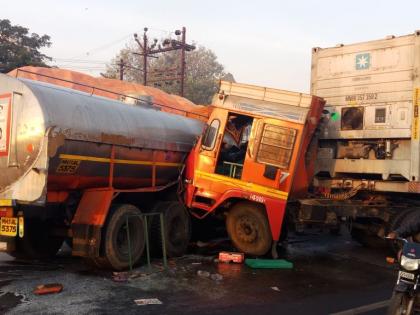 Satara: Two vehicles driver seriously injured in a triple crash, truck collides with tanker and container | सातारा : तिहेरी अपघातात दोन वाहनांचे चालक गंभीर, दूध वाहतूक करणार टँकर अन् कंटेनर यांच्यात धडक