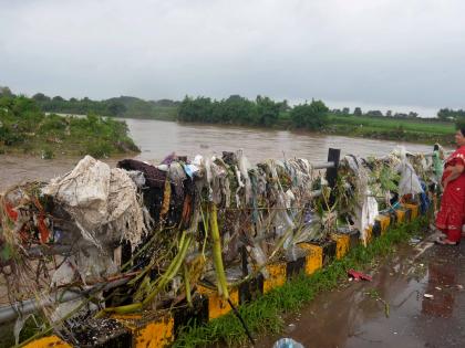 nashik,the,bridges,of,the,bridges,are,stuck,in,debris,plastic | पुलांच्या कथड्यांना पाणवेली, प्लॅस्टिक अडकले