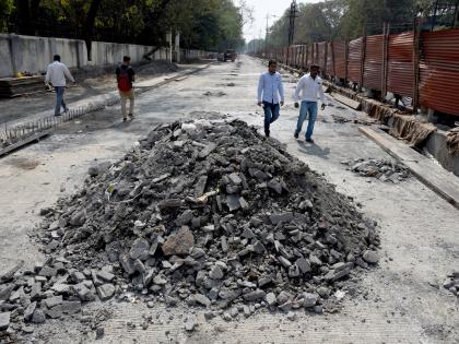 Not a smart city, but now the road spill! | स्मार्ट सिटी नको, पण आता रस्ता आवरा !