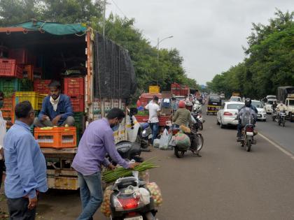 The market fills the market committee | बाजार समितीबाहेरच भरतो बाजार