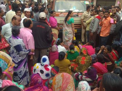  Strike of vendors before the vehicle of encroachment in Nashik | नाशकात अतिक्रमण विभागाच्या वाहनासमोर विक्रेत्यांचा ठिय्या