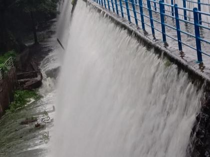 Powai lake began to overflow | पवई तलाव भरुन वाहू लागला