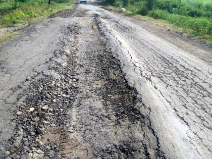 Parbhani: Eight months of sidewalk in the half-way road | परभणी : दीड कोटीच्या रस्त्याची आठ महिन्यांत चाळणी