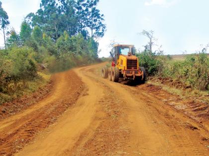 Parbhani: Due to the semi-work of the road, due to rain fall, contact | परभणी : रस्त्याच्या अर्धवट कामामुळे पावसाळ्यात तुटणार संपर्क