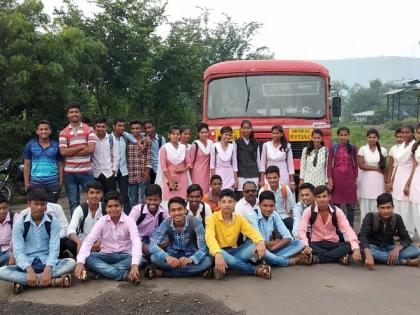 Satara: Students withdrawing ST buses from Nagrajari, transport of protesters after assurances | सातारा : नागझरीत विद्यार्थ्यांनी रोखली एसटी वाहतूक, आश्वासनानंतर आंदोलकांची माघार