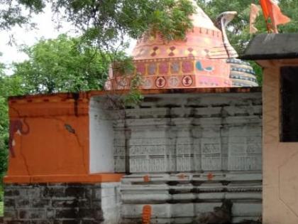 Hemadpanthi Mahadev Temple at Wadgaon in Muktinagar taluka | मुक्ताईनगर तालुक्यातील वडगाव येथील हेमाडपंथी महादेव मंदिर