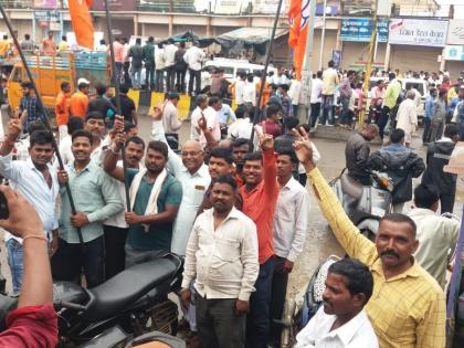 Kalgi Tura - Khadse supporters go viral. Photo of BJP office bearers entering NCP | कलगी तुरा - खडसे समर्थकांनी व्हायरल केले राष्ट्रवादीत प्रवेश करणारे भाजप पदाधिकारी असल्याचे फोटो