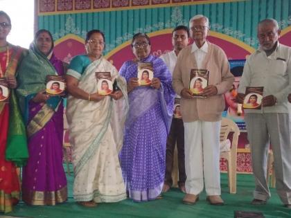 Savitribai Greetes by Saneguruji Memorial Committee and Gardener Society in Amalner | अमळनेरात सानेगुरुजी स्मारक समिती व माळी समाजातर्फे सावित्रीबार्इंना अभिवादन