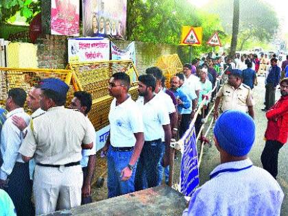 The meeting was held in tight spaces | कडेकोट बंदोबस्तात पार पडली सभा