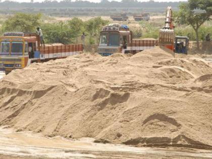 Three and a half crore sand, revenue of 5 crore five years Status: There is no sand auction for two years, silversmith silver | साडेतीनशे कोटींची वाळू , महसूल मिळाला ४३ कोटी पाच वर्षांतील स्थिती : दोन वर्षांपासून वाळूचे लिलावच नाहीत, वाळूतस्करांची चांदी