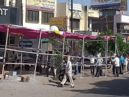 Drunk lovers throng in front of shops to buy liquor, long queues from early morning: Physical distance strike | दारू खरेदीसाठी दुकानांसमोर मद्यप्रेमींची झुंबड, पहाटेपासून लांबच लांब रांगा: फिजिकल डिस्टन्सिगला हरताळ