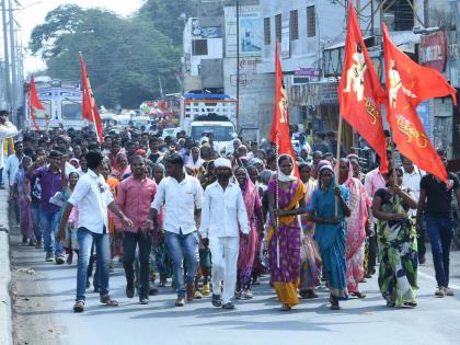  Front of the tribal brothers' rally | आदिवासी बांधवांचा सटाण्यात मोर्चा