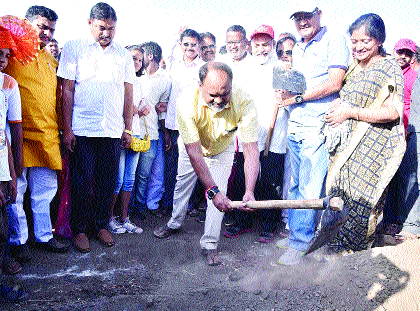 State government is behind the drought-related problems: Mahadev Jankar | राज्य शासन दुष्काळग्रस्तांच्या पाठीशी: महादेव जानकर