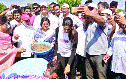 Records by Mardit water makers; Participation of ten thousand people | मार्डीत जलमित्रांनी केला विक्रम; दहा हजार लोकांचा सहभाग