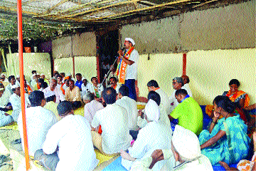 There is no information to use MP funds; Criticism of Narendra Patil | खासदार निधी वापरण्याची माहितीच नाही; नरेंद्र पाटील यांची टीका There is no information to use MP funds; Criticism of Narendra Patil | खासदार निधी वापरण्याची माहितीच नाही; नरेंद्र पाटील यांची टीका