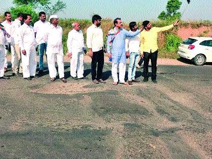  Selfie along with potholes on the Nashik-Kalvan road | नाशिक-कळवण रस्त्यावरील खड्ड्यांसमवेत सेल्फी