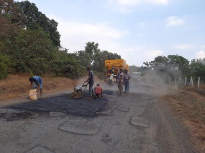 Devgaon - Shrighat road bandage for the third time | देवगाव - श्रीघाट रस्त्यांवर तिसऱ्यांदा मलमपट्टी