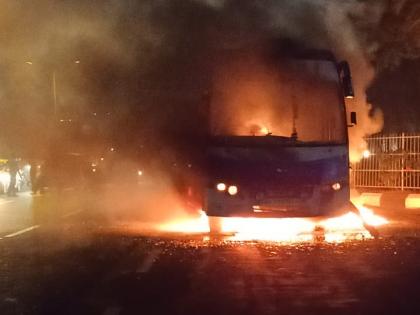 Private passenger bus catches fire in Thane: 21 passengers rescued safely | ठाण्यात खासगी प्रवासी बसला अचानक आग: २१ प्रवासी सुखरुप बचावले