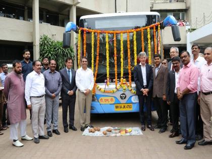 The first electric AC bus, four electric scooters, joined in Thanekar's service | ठाणेकरांच्या सेवेत दाखल झाली पहिली इलेक्ट्रीक एसी बस, चार इलेक्ट्रीक स्कुटरही पालिकेच्या सेवेत