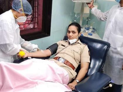 Coronavirus News: Female police sub-inspector donates plasma to save coronavirus | Coronavirus News: महिला पोलीस उपनिरीक्षकाने प्लाझ्मा दान केल्याने कोरोनाबाधित वृद्धेला जीवदान