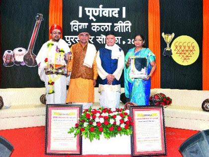 The 'Purvastav Vedmurthi' award was given to the devotees by the devotees | वेदमूर्तींना ‘पूर्णवाद वेदमूर्ती’ पुरस्कारपुरस्कार प्रदान