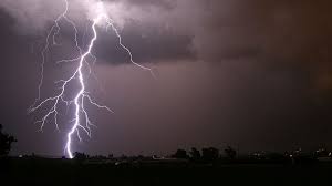 Lightning kills three in district | वीज कोसळून जिल्ह्यात तीन जणांचा मृत्यू