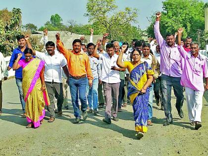 Farmers' strike on MahaVitran | शेतकऱ्यांची महावितरणवर धडक