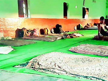 We came for work, but we became paralyzed; Shelter was found in Bapu's land | कामासाठी आलो, परावलंबी झालो पण; बापूंच्या भूमीत मिळाला आसरा We came for work, but we became paralyzed; Shelter was found in Bapu's land | कामासाठी आलो, परावलंबी झालो पण; बापूंच्या भूमीत मिळाला आसरा