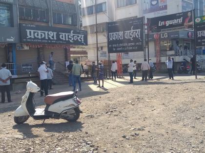 Queues in front of shops in Ahmednagar before the wine shop starts | वाईन शॉप सुरू होण्याआधीच अहमदनगरमध्ये दुकानांसमोर रांगा