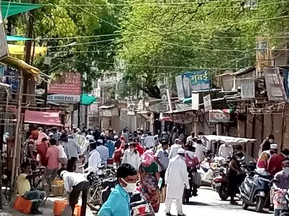 Crowds to buy vegetables in Yeola | येवल्यात भाजीपाला खरेदीसाठी गर्दी