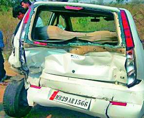 The car hit the truck with three bikes | ट्रकची तीन दुचाकीसह कारला धडक