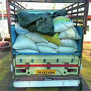 Seized grains in black market | काळ्या बाजारात जाणारे धान्य जप्त