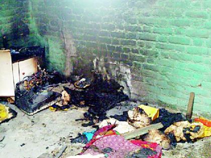 Burn the house here in the fire, loss of lacquer | पहूर येथे आगीत घर भस्मसात, लाखाचे नुकसान