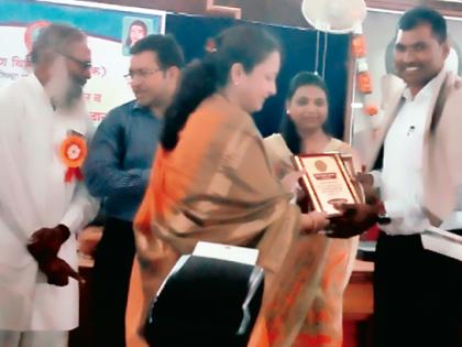 In the honor of teachers, the concern of population | शिक्षकांच्या सन्मानात पटसंख्येची चिंता In the honor of teachers, the concern of population | शिक्षकांच्या सन्मानात पटसंख्येची चिंता