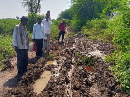 Soyabin crop is in farm due to rainy roads | वहिवाटीचे रस्ते चिखलात; सोयाबीनच्या गंज्या शेतात