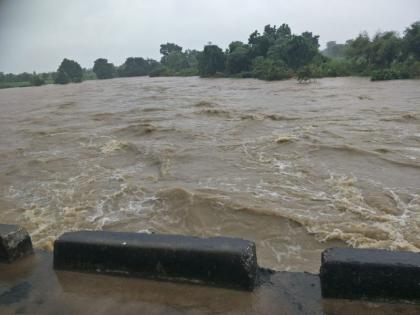 Traffic jams in Bhandara district due to heavy rainfall; Water intensified in the houses | अतिवृष्टीमुळे भंडारा जिल्ह्यात वाहतूक ठप्प; घरांमध्ये पाणी शिरले