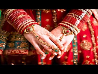 Bride shot during wedding in Rawalpindi people caught attacker | दुसऱ्याच तरूणासोबत लग्न करत होती तरूणी, तरूणाने मंडपात घुसून झाडली नवरीवर गोळी