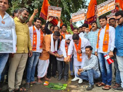 The road was paved at a cost of Rs 60 lakh; MNS performed Pitra Pujan in the pit on Jalgaon Road | ६० लाख खर्चूनही रस्त्याची चाळण; व्हिआयपी रोडवरील खड्ड्यात मनसेने घातले अधिकाऱ्यांचे पित्र