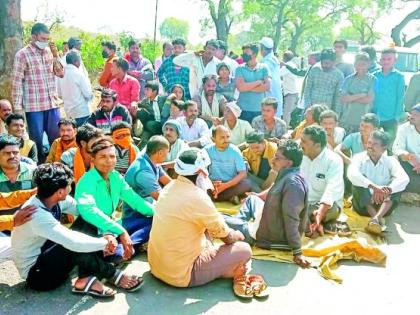 The angry villagers blocked the road for the cemetery | स्मशानभूमीसाठी संतापलेल्या गावकऱ्यांनी केला रास्ता रोको