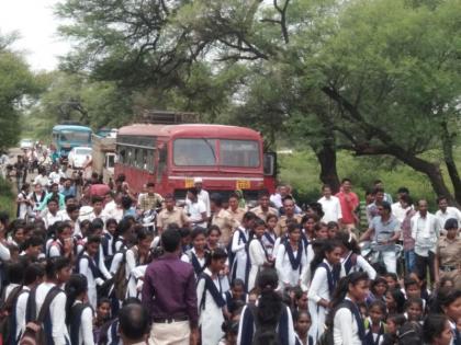 Hundreds of students in Bhandara district of Lakhandur stopped the road | भंडारा जिल्ह्यातील लाखांदूर येथे विद्यार्थ्यांनी केला रस्ता रोको