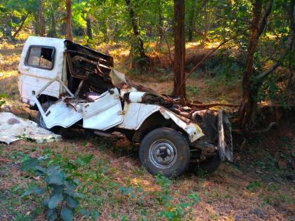 Driver dies in accident Gadchiroli district | गडचिरोली जिल्ह्यात वाहनावरील नियंत्रण सुटल्याने झालेल्या भीषण अपघातात वाहनचालक ठार