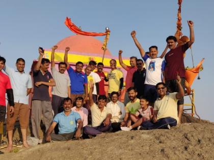 The tall gud set by the youth on the highest peak of the Keshubai peak | सर्वोच्च कळसुबाई शिखरावर युवकांनी उभारली उंच गुढी