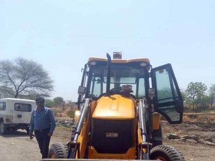 JCB caught while extracting sand from Nagzari river | नागझरी नदीतून वाळू उत्खनन करताना जेसीबी पकडला