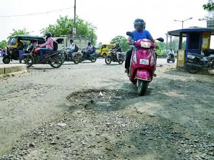 No money in Nagpur municipal corporation; potholes are buried! | नागपूर मनपाची तिजोरी रिकामी; डांबर मिळेना, खड्डे बुजेनात!