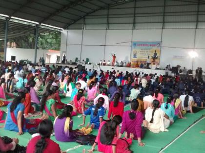 'Tukasan' which is not a one-day holiday - Free lessons for 'Yoga'; Shivaji University, Sagadagiri Matha | एक दिवसही सुट्टी नसलेली ‘शिकवणी’-‘योगा’चे मोफत धडे; शिवाजी विद्यापीठ, सिद्धगिरी मठाचा उपक्रम