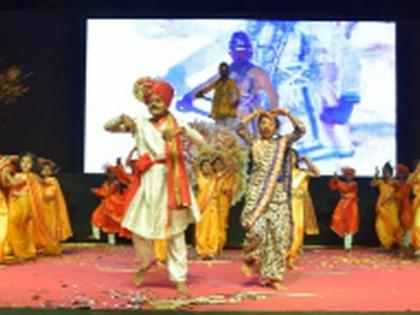 Attendees thank the students for their artistic work | विद्यार्थ्यांच्या कलाविष्काराला उपस्थितांनी दिली दाद Attendees thank the students for their artistic work | विद्यार्थ्यांच्या कलाविष्काराला उपस्थितांनी दिली दाद