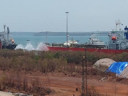 Ammonia leak at Murgaon port The incident happened while filling the tank with ammonia from the ship | मुरगाव बंदरात अमोनिया गळती; जहाजातून टाकीत अमोनिया भरताना घडली घटना