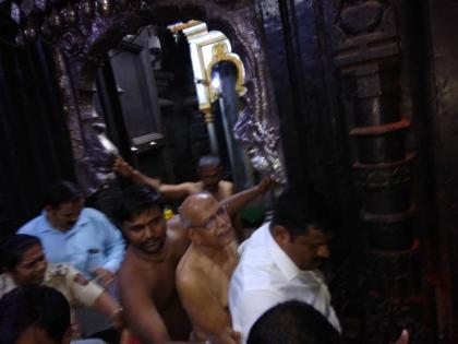 Shreepukha Thanekar came to the temple of Ambabai again and again | अंबाबाई मंदिरात श्रीपूजक ठाणेकर आल्याने पुन्हा गोंधळ