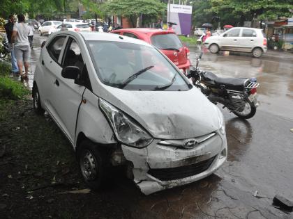 Kolhapur: The incident occurred in Mahavir College Chakk, four vehicles of the car | कोल्हापूर :  कारची चार वाहनांना धडक, महावीर कॉलेज चौकातील घटना 