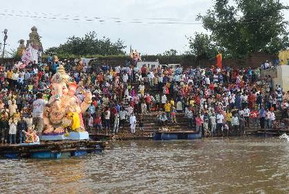 Irani mining 21 feet 5 layers of fountains, 300 grams of immersion of Ganesh idols | इराणी खणीत २१ फुटी ५ गणरायासह पावणे तीनशे गणेशमूतीँचे विसर्जन